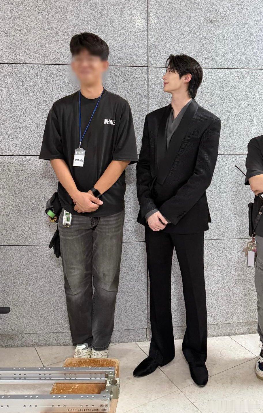 边佑锡os：终于找到比我高的staff了ㅋㅋㅋㅋㅋ ㅋㅋㅋㅋㅋㅋㅋㅋㅋㅋㅋㅋㅋㅋ