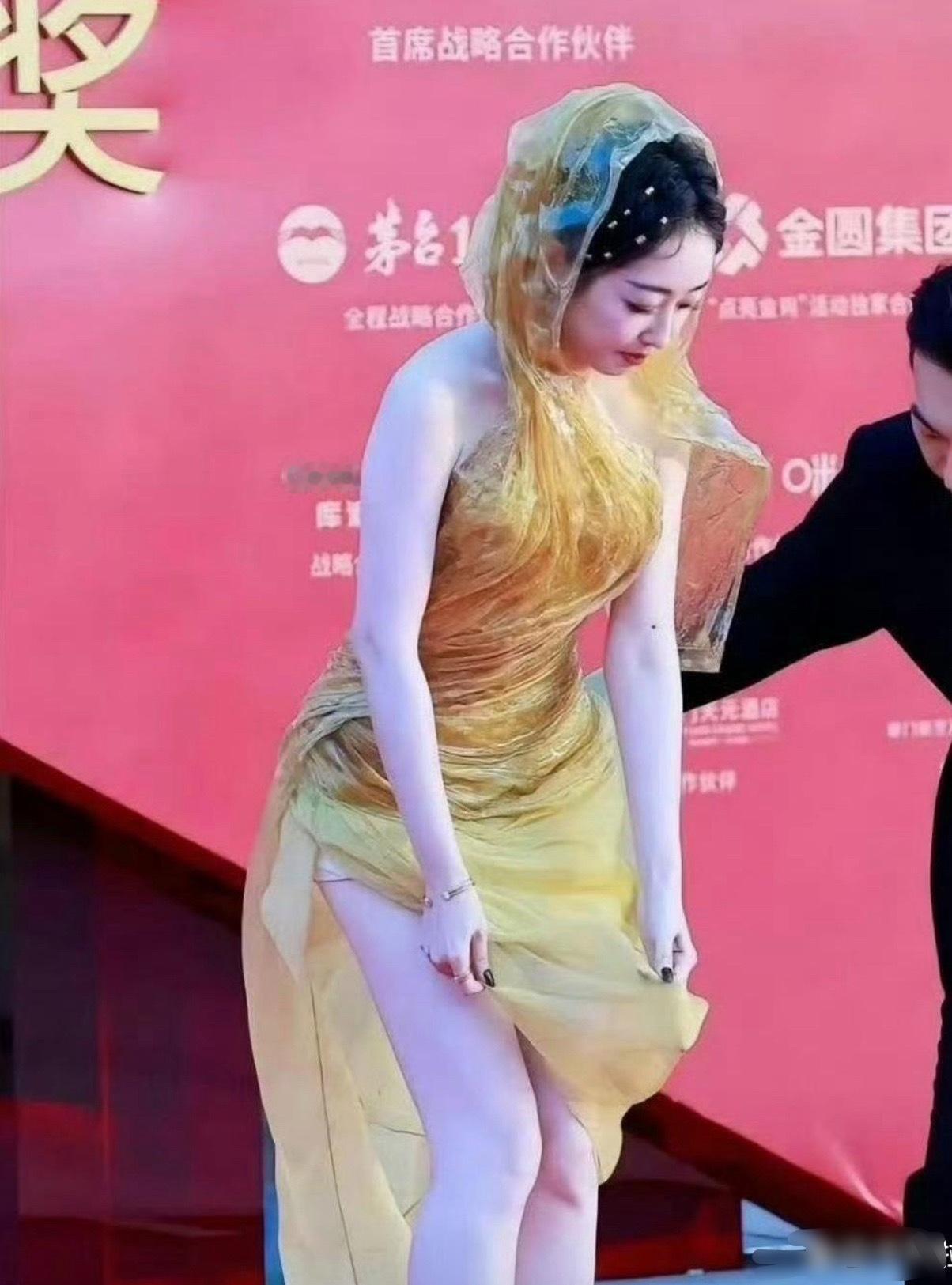 原来女明星也不全是筷子腿，都没人好奇蒋梦婕的高跟鞋是怎么穿上去的吗 