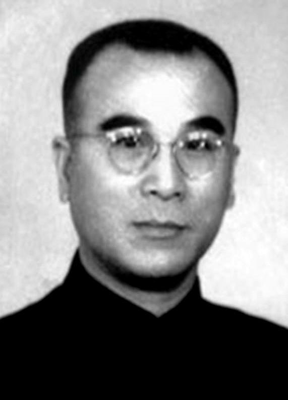 上万人的处决名单，就压在他抽屉里。
划个勾，南京城外就多一万个冤魂。
他是国民党