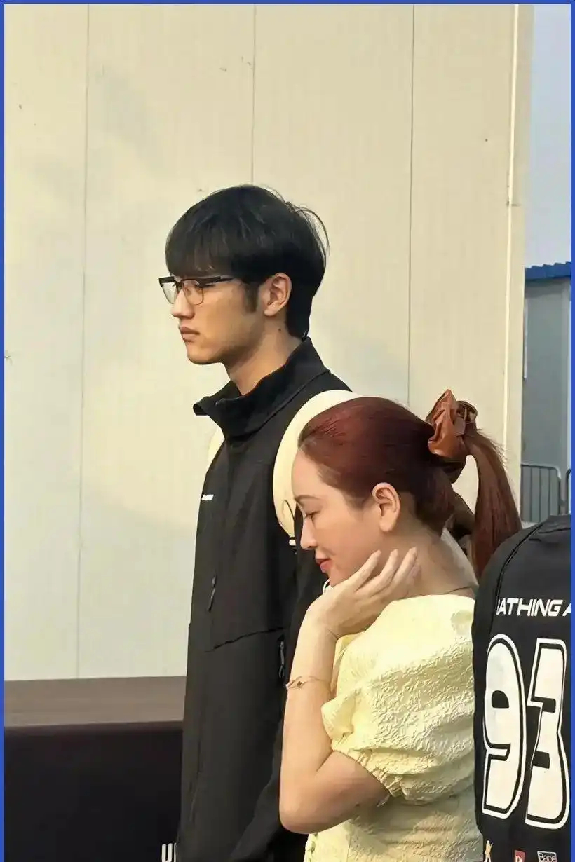 41岁金莎和24岁男友逛影城，打扮少女显年轻：被认成母子，网友喊话：姐你清醒点啊