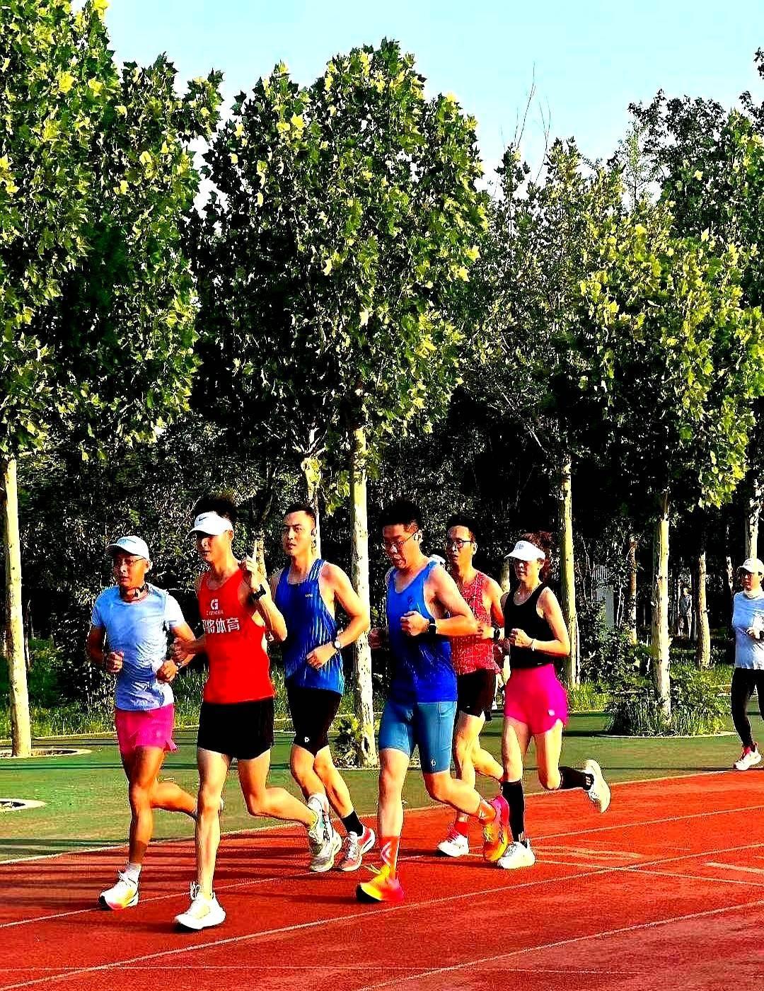 别非得早起跑步了，晚上七点动起来，一样管用。
身体自己知道啥时候最带劲，下午到傍