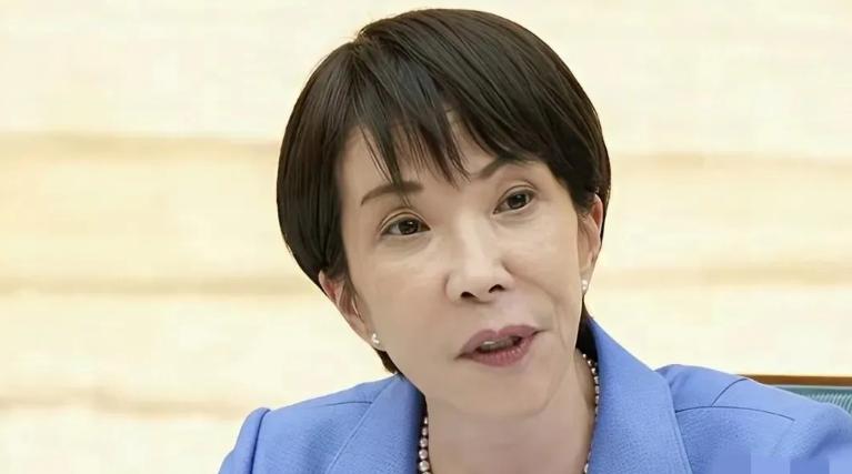 高市早苗当着日本政界和媒体的面，强调要从俄乌和中东局势吸取教训，全面准备长期战争