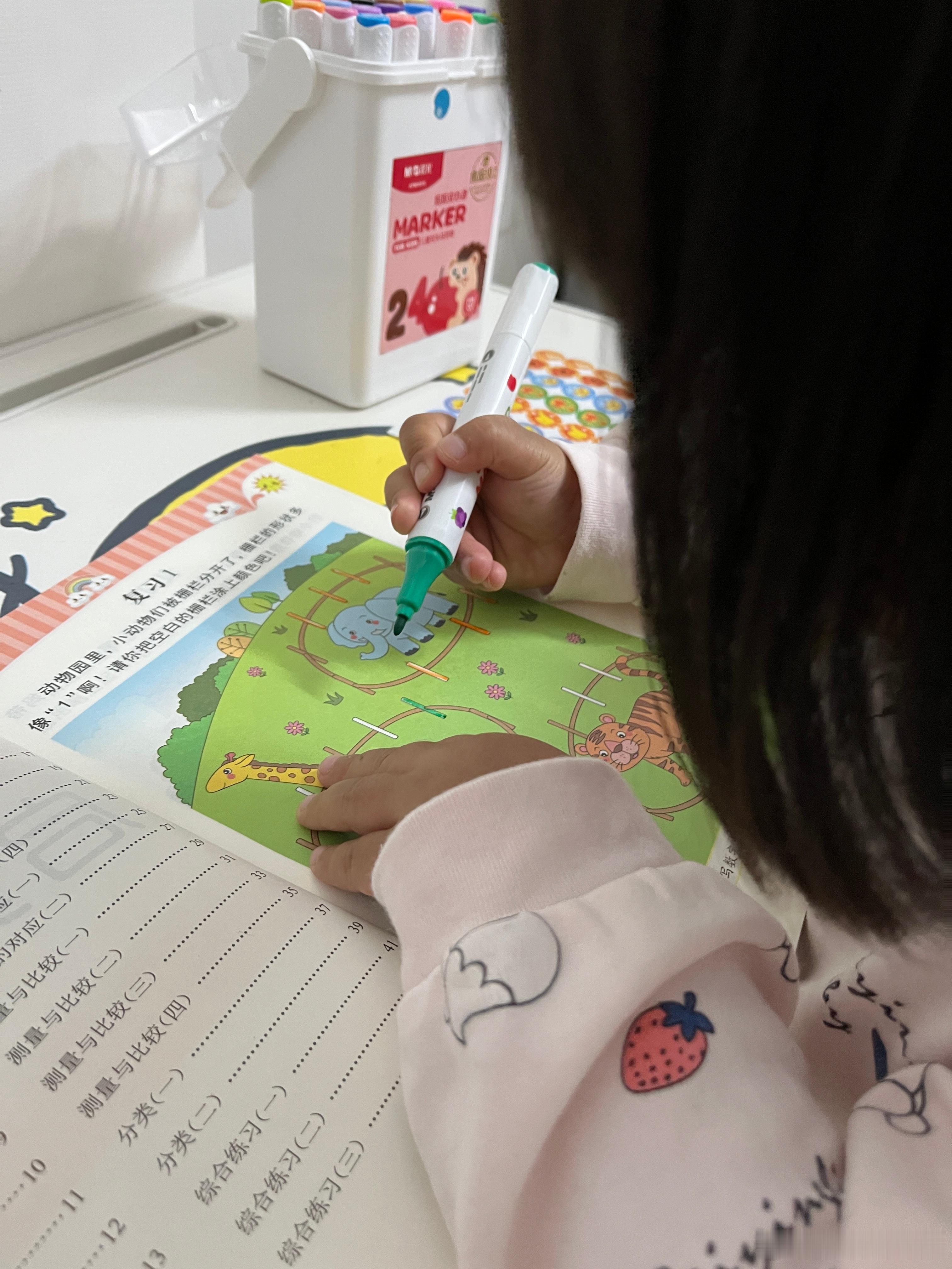 娃说很久没写作业，妈妈，我看完电视，要做作业，不能老是顾着玩刚起床的素颜张柏芝好