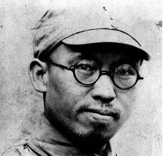 1942年，一名战士正在洗衣服时，罗荣桓偶然路过，看到这名战士拿着衣服擦拭石头，