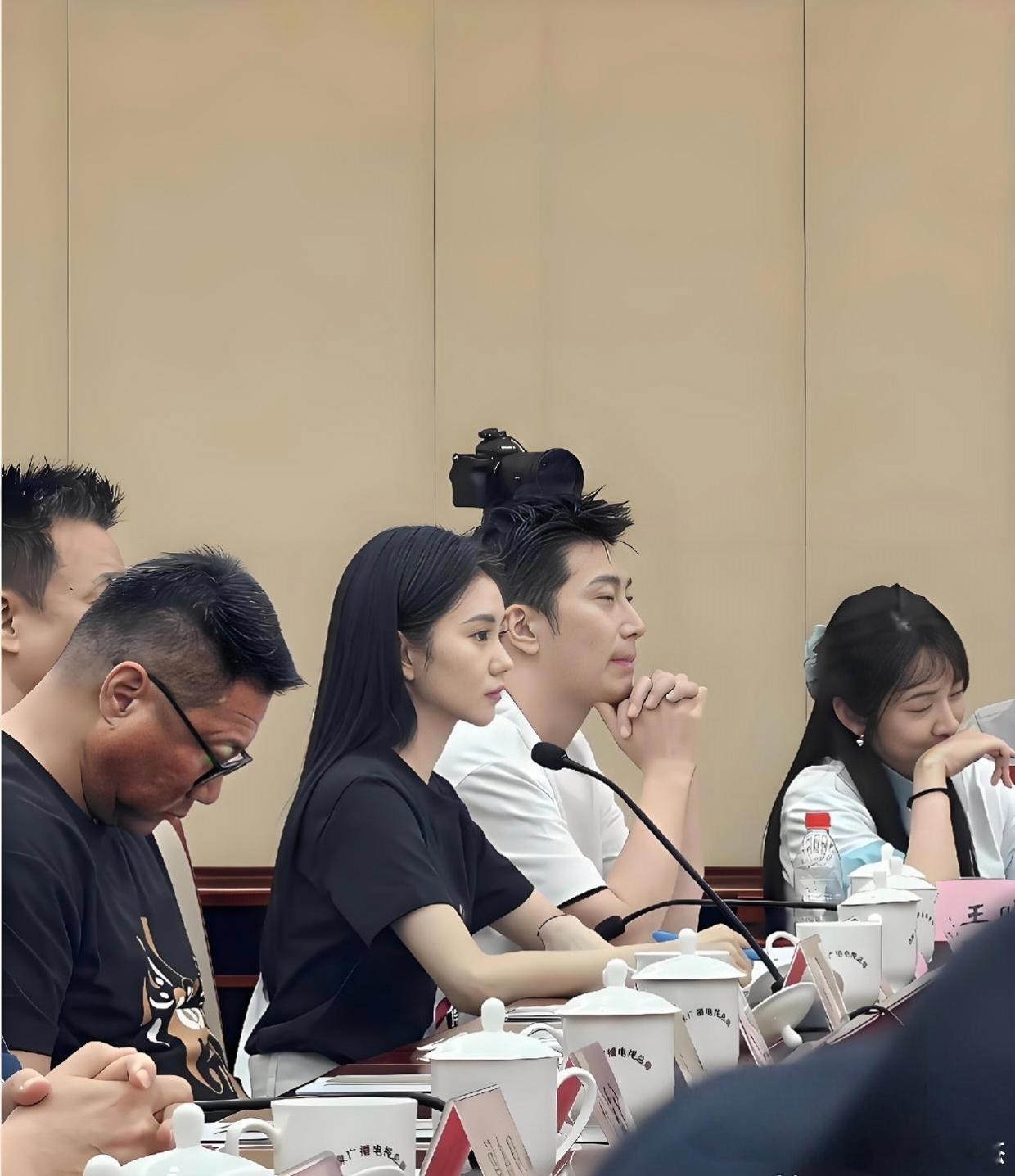 只有她精神抖擞，其他人各种神态，这是什么会？ 