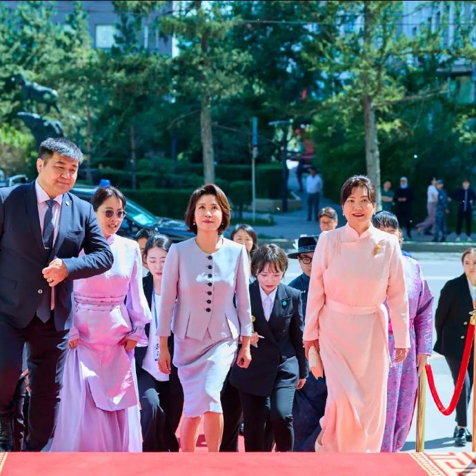 韩国夫人金惠景身边礼宾陪同人员颜值超高！

7 月 9 日，韩国总统李在明携夫人