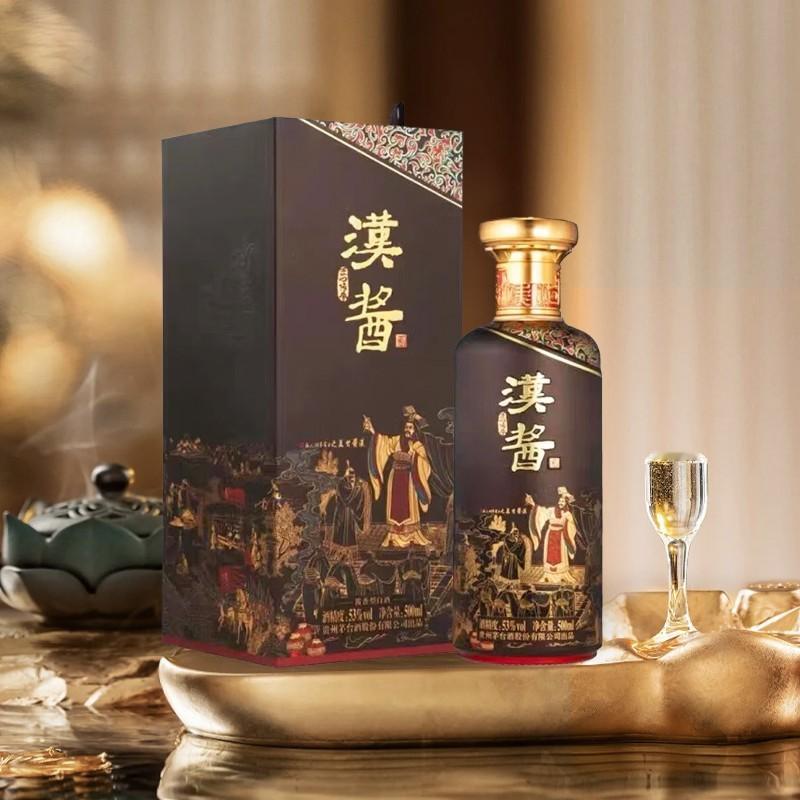 握在手里的53度汉酱酒（匠心传承）手感温沉——器型遵循“天圆地方”的传统，圆润瓶