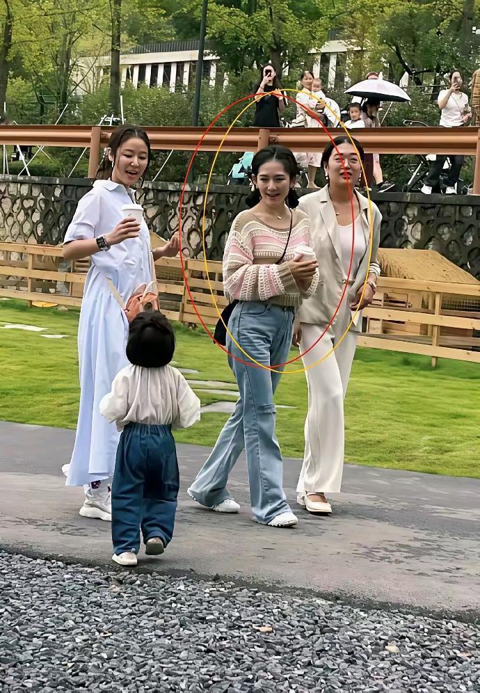 谢娜这状态绝了！明明净身高不低，镜头里却总显得小巧玲珑，反而有种反差萌——就像明