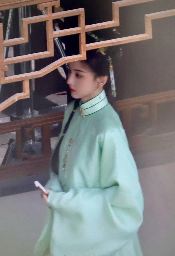 宋祖儿甄嘉芙造型路透宋祖儿新剧《表妹万福》甄嘉芙绿衣造型路透图，宋祖儿演啥像啥！