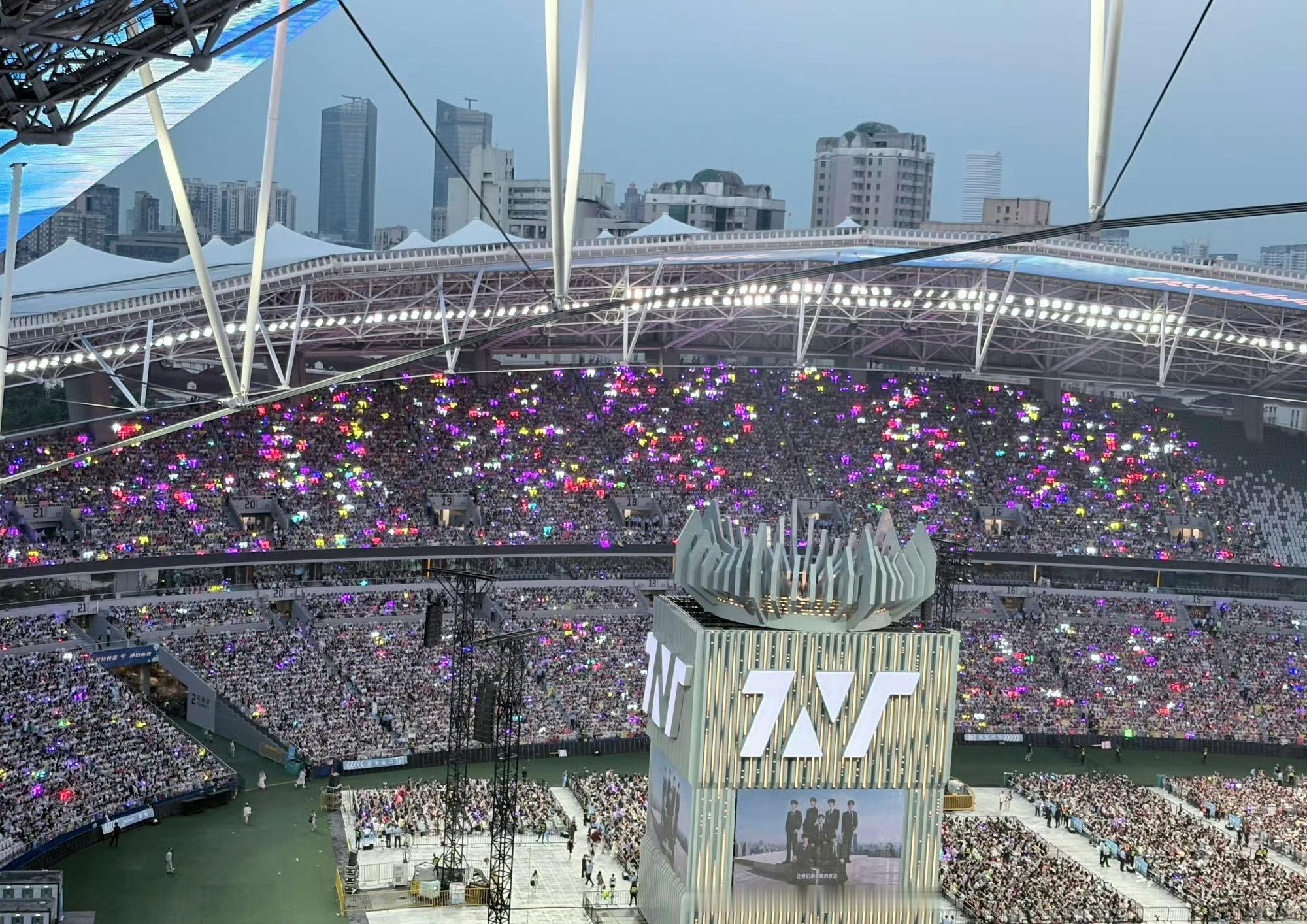 时代少年团上海演唱会上座率上海站现场满座，璀璨灯海氛围感拉满。 