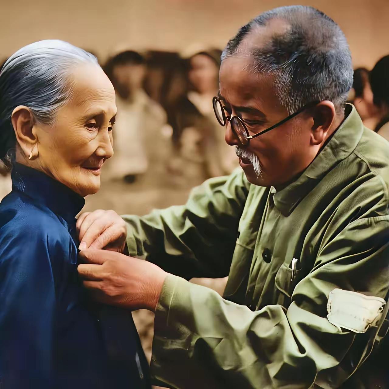 1951年，谢觉哉前往南昌看望英雄烈士方志敏的母亲，只见方志敏母亲身穿黑色偏襟上