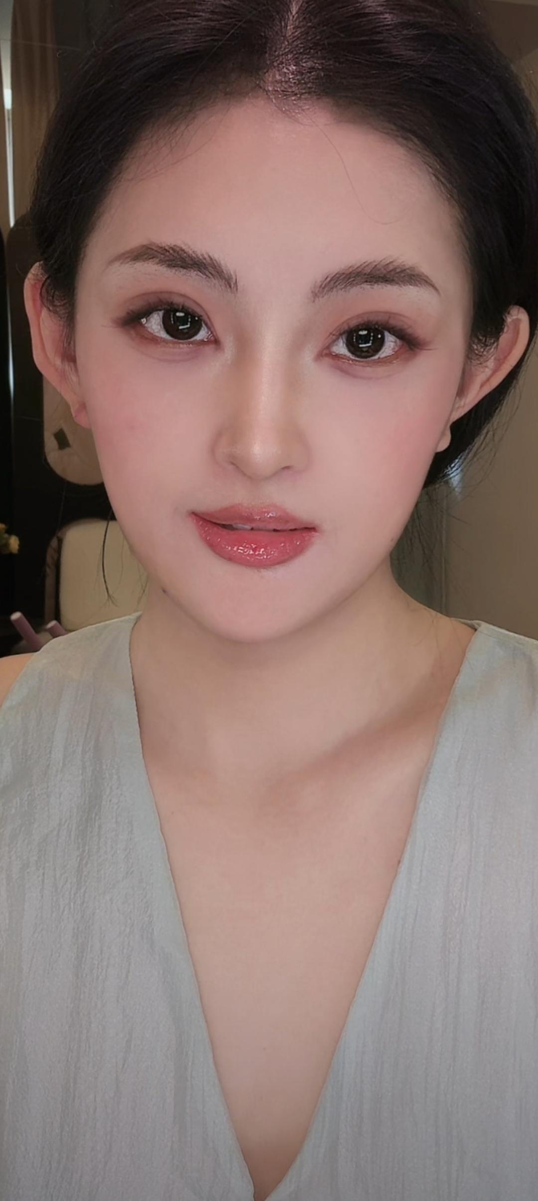 这姑娘妆容好精致，真漂亮！