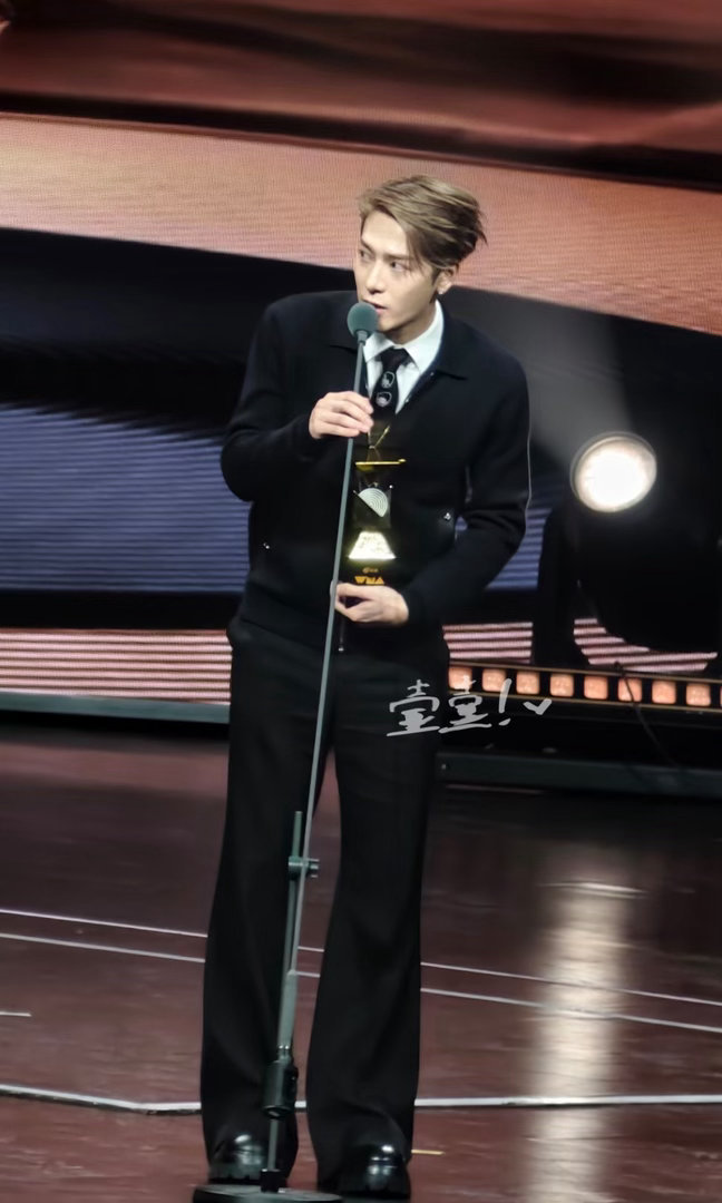 石凯王嘉尔资深站哥 真的被石凯这一幕戳到，微博音乐盛典难得和偶像碰面，别的人忙着