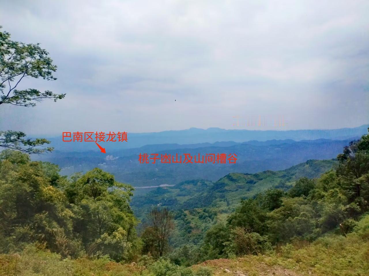 重庆地理周.渝景拾零之“从天井坪眺望桃子凼”。在重庆市巴南区境内，“铜锣-南温泉