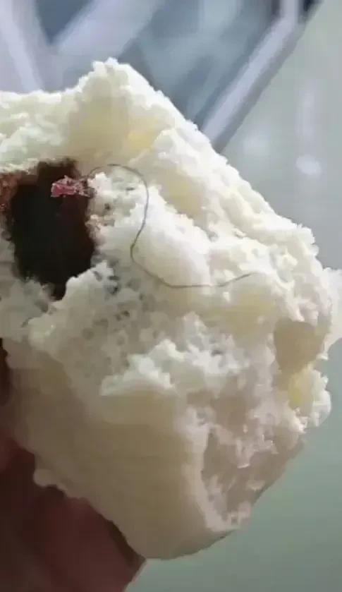已经吃了一半了，现在怎么办 ，是丢掉？还是假装不知道继续吃[泪奔]