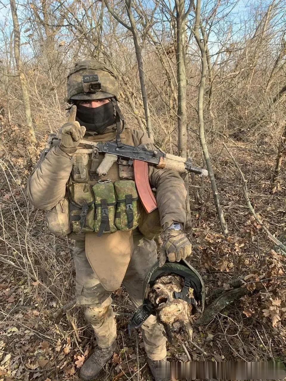 今日外媒曝光的一张照片
乌克兰兵玩弄俄军脑袋
这个手势莫不是认主独一？ ​​​