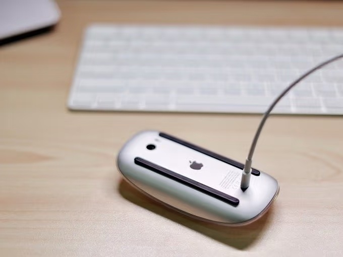 苹果三大反人类设计[笑cry]妙控鼠标充电口、Mac mini底部开机键、插iP