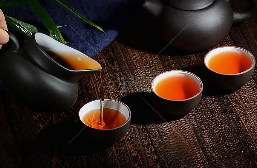 相约清晨一杯茶

临河先生

熹光刺破钧窑冰裂纹
北斗沉入建盏化为曜变天目
三声
