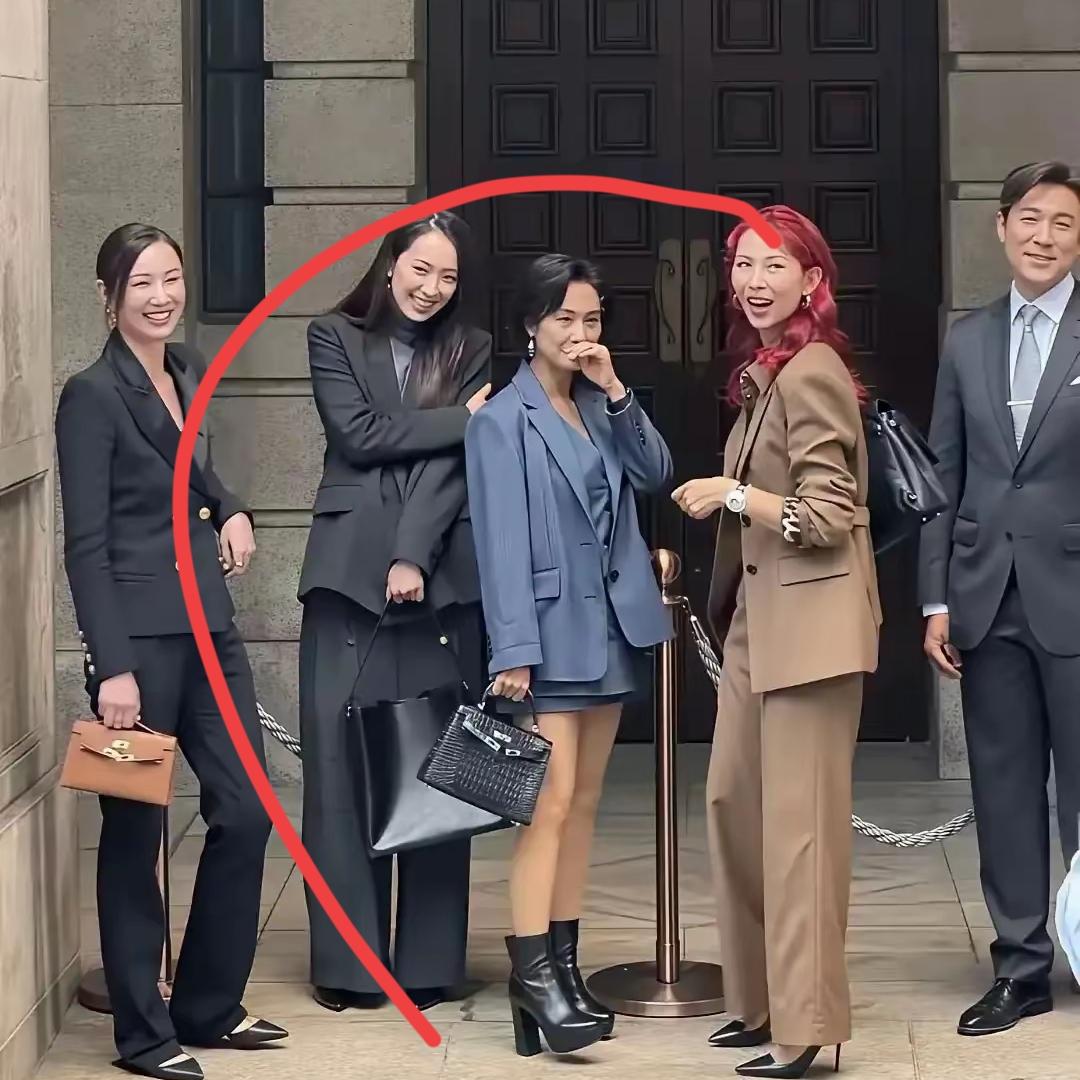 没想到追了十几年的电视女神，
现实里居然这么矮，
瞬间打破我所有滤镜！
 
  