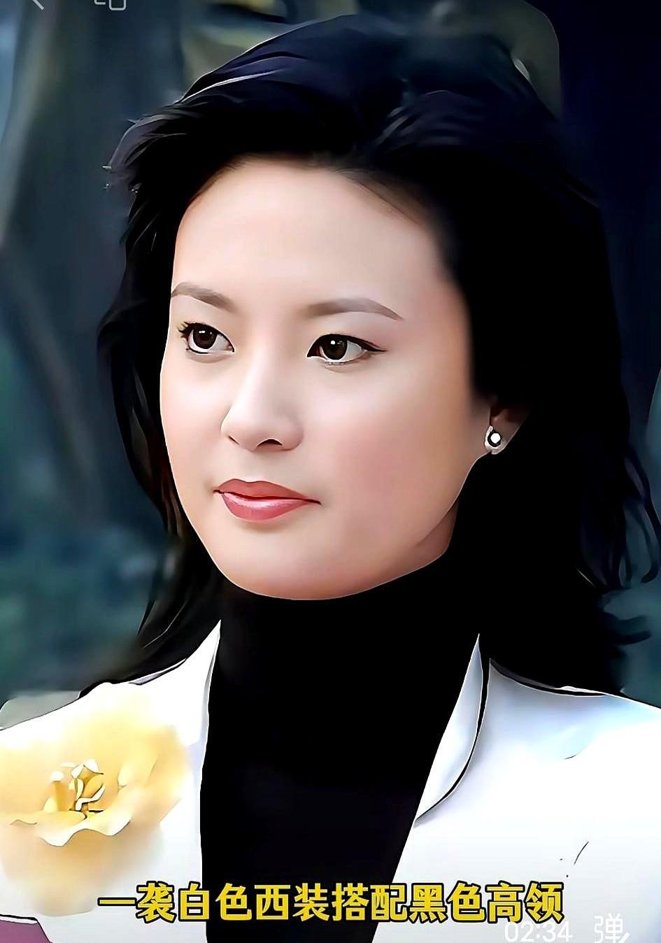 刘芳菲这身白西装配黑高领，直接火出圈了。
不是普通穿搭，是知性天花板级别的。
细