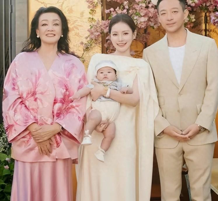 大S儿女在台北境遇估计都赶不上留守儿童，留守儿童跟的是爷爷奶奶。
 
霖霖玥玥跟