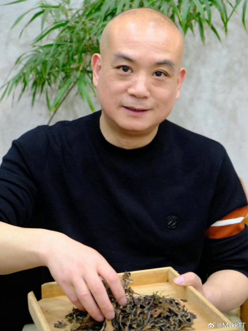 台州70后茶人让绿叶子变成共富金叶子天台南屏乡上杨茶厂内，褚俊骅深耕黄茶产业，推