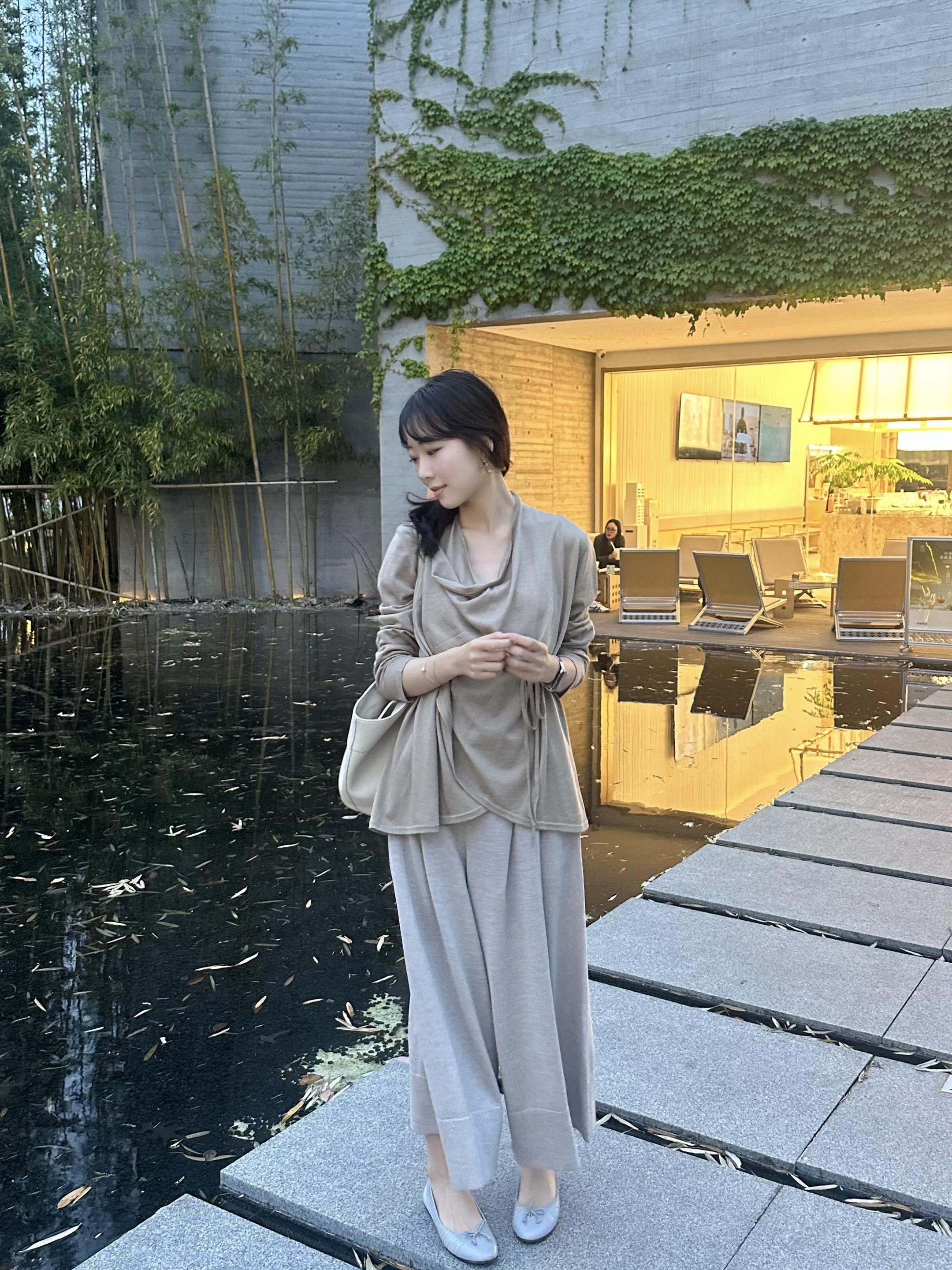 衣服越淡 人越美。