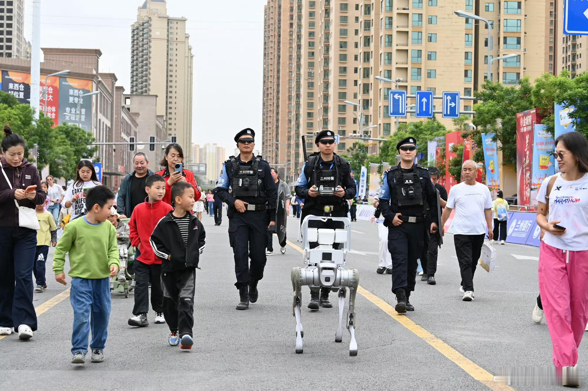 黄河枫警兰州公安护航马拉松 网络文明陇风清 【黄河岸边的“双向奔赴”：当兰马遇见