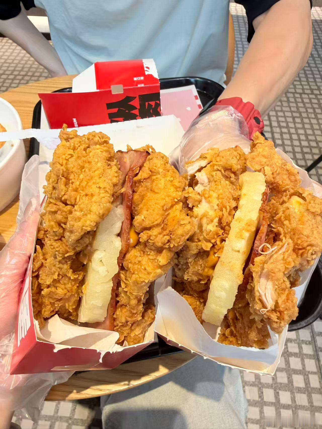 我们去漳州玩的时候我一直想拍她她……她臭屁的叫我不要拍她跟我一样不喜欢上镜，也跟