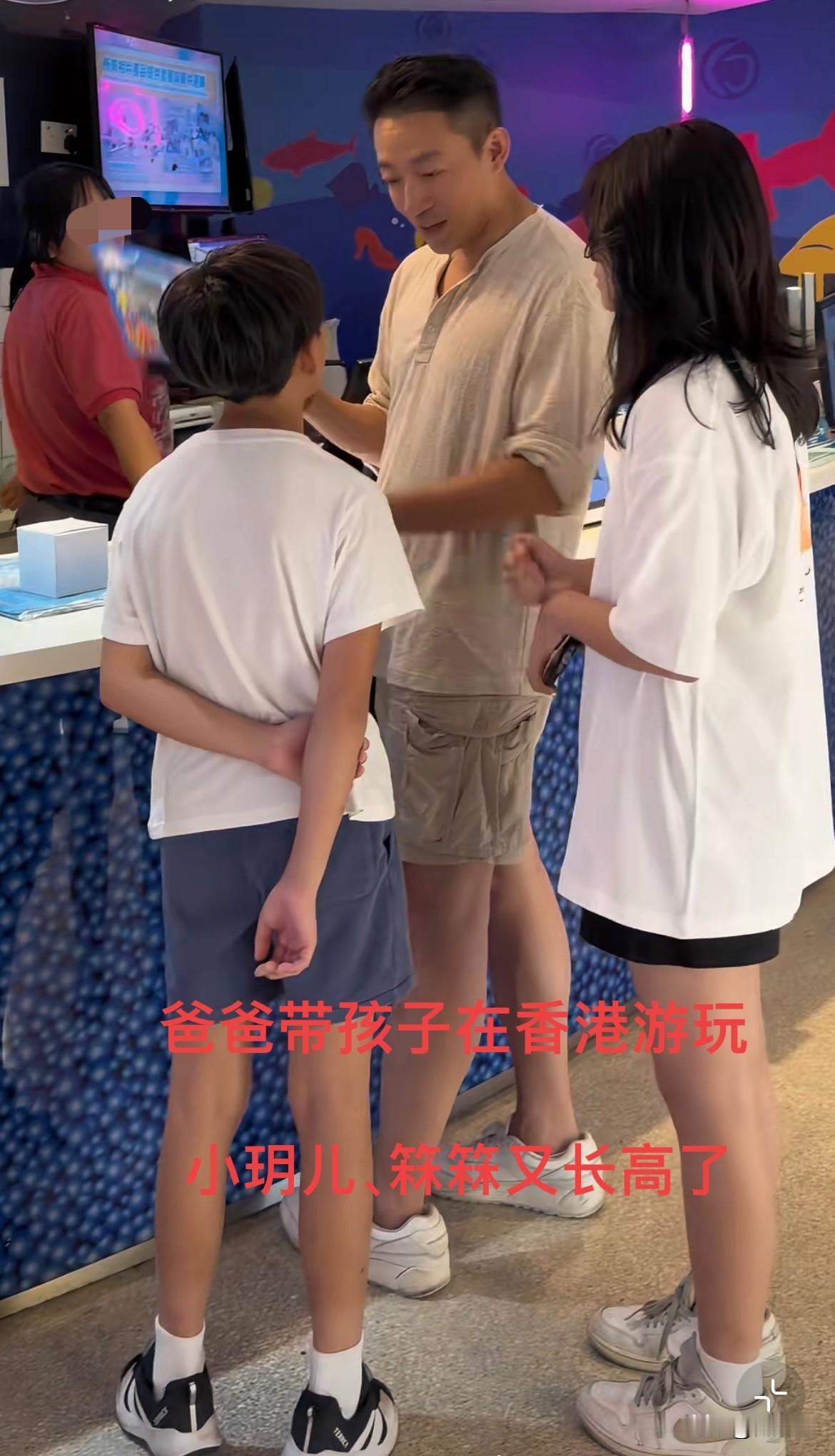 瞧，这父亲带两娃在香港玩得多开心，父女俩更是有说有笑吃大餐，让具俊晔还不羞死？