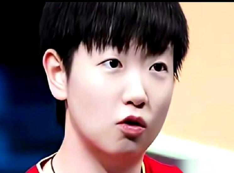 很多人在网上到处翻，想找孙颖莎在赛场上黑脸、甩拍子的视频，总觉得这种顶级运动员私