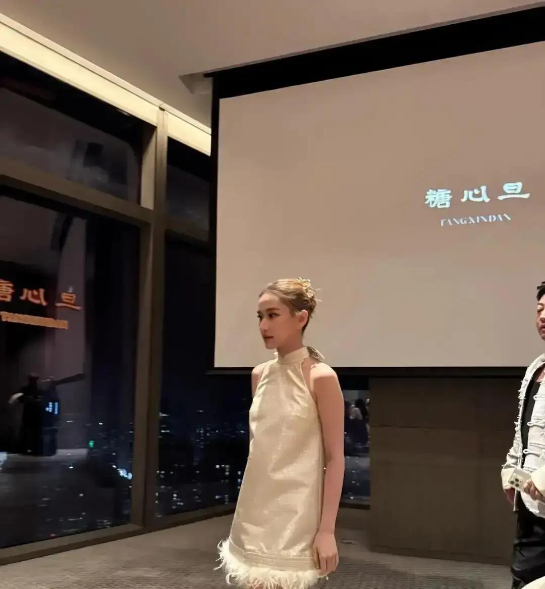 15岁王诗龄坐主桌，被晾成背景板？
 
真事发生在深圳糖心旦慈善夜。李湘带女儿回