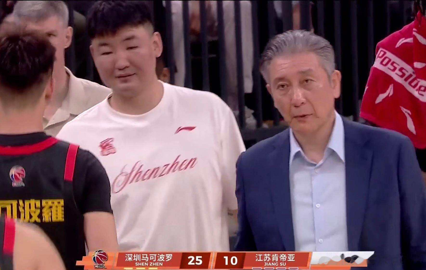 深圳第一节火力一般，但是防守在线，以25比10领先江苏男篮15分，史密斯单节8分