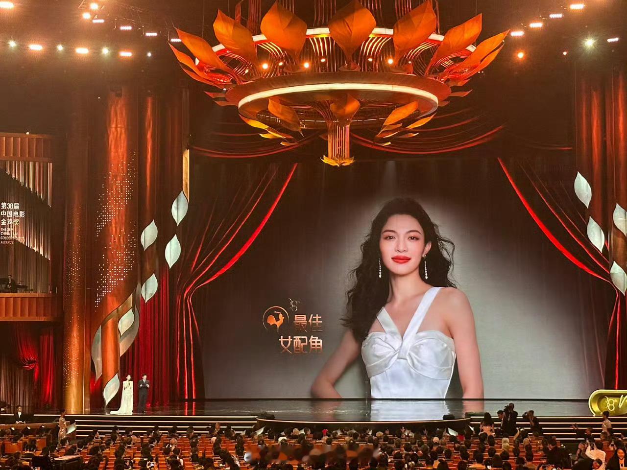 俺个人本来觉得没有规定好的位置想站哪站哪不过是一张照片啊，只是按一些网友的逻辑说