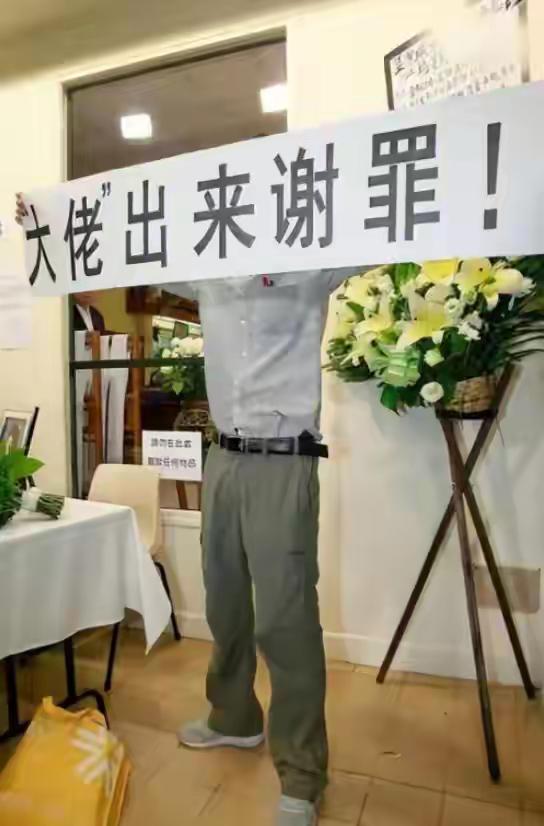 “知情人”曝蓝洁瑛被大佬性侵细节，
现场多人围观，
无人出手制止
蓝洁瑛，
那个