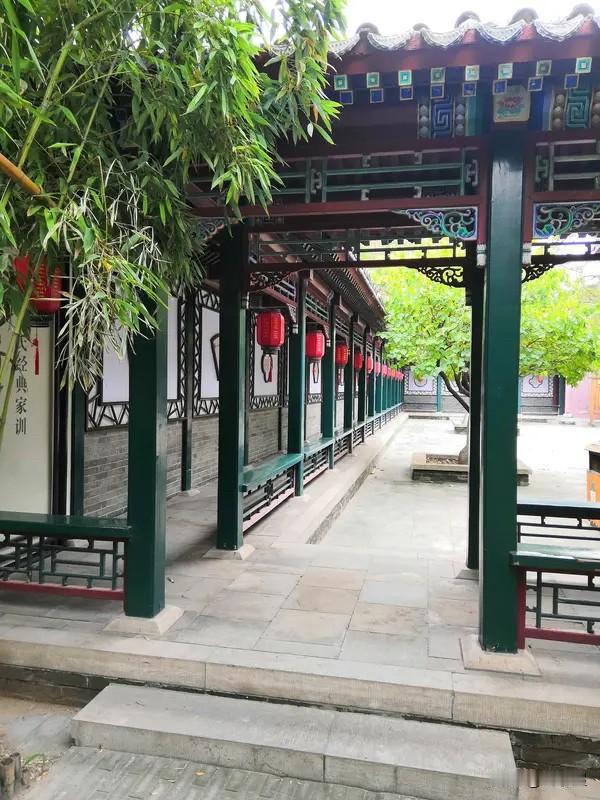 深夜痛哭的探春：红楼最通透的姑娘，为何一生都在独自熬煎？

大观园众人赏月欢宴，
