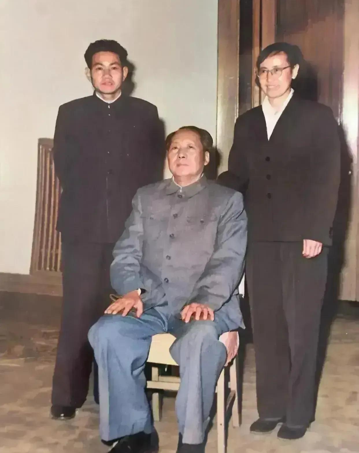 🙏请停留几秒，为伟人点个赞送朵花💐
《毛主席平易近人真伟大》
在历史的长河中