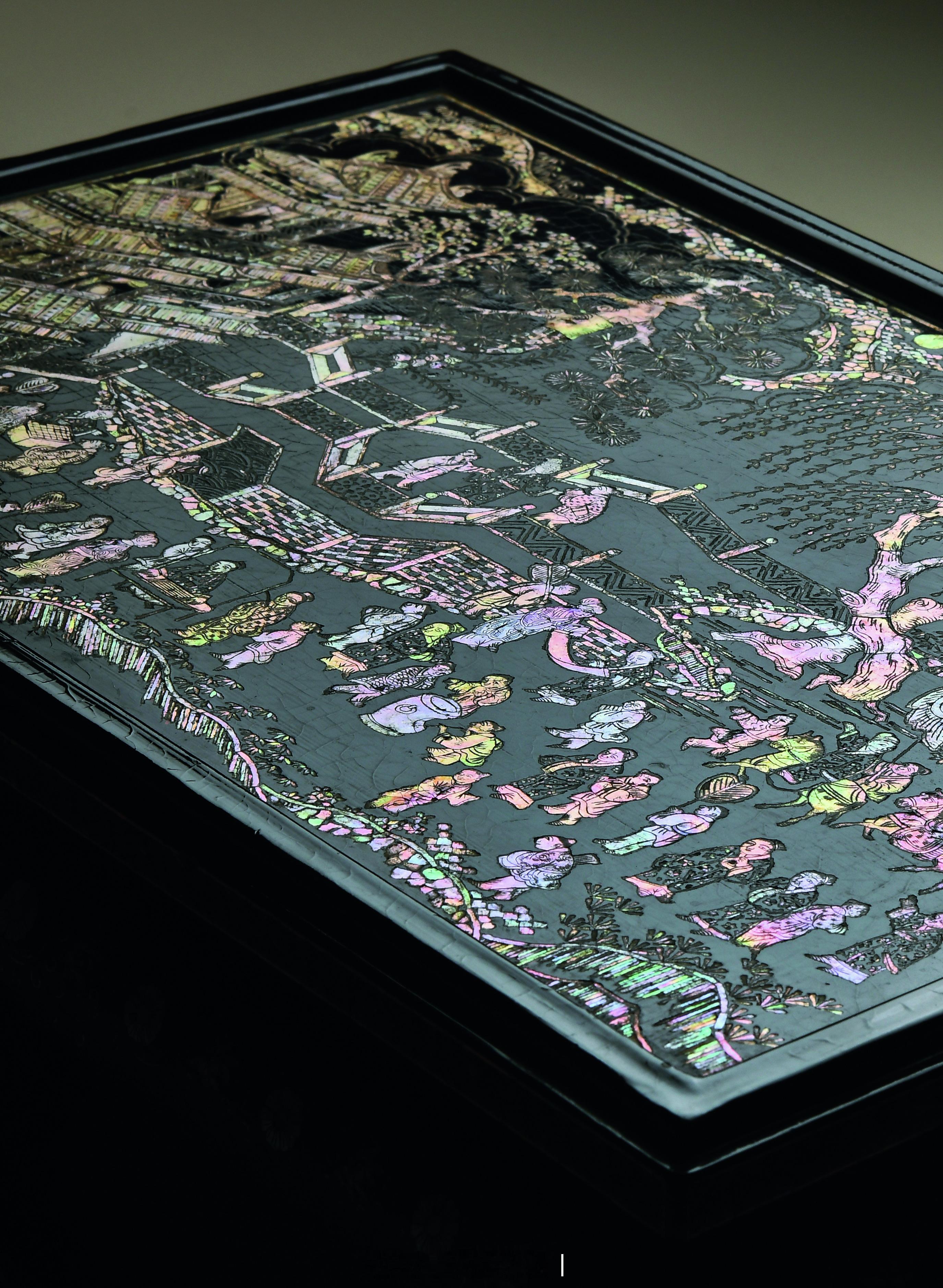 髹饰录 | 明 黑漆嵌螺钿人物故事图案几器作几案形，小体低身，通体髹饰黑漆并以夜