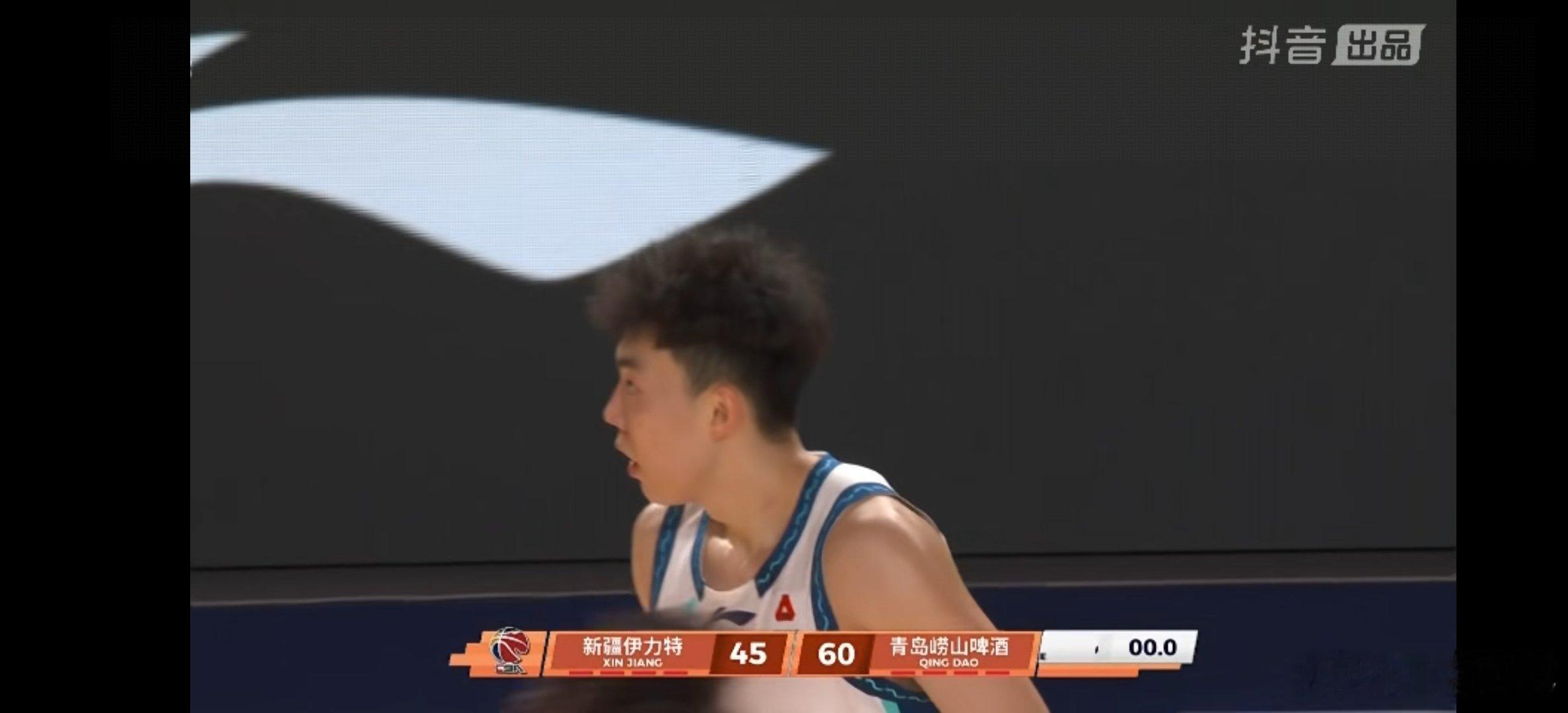 半场结束，新疆男篮主场落后青岛男篮15分。青岛男篮三分雨一直下。。。新疆男篮vs