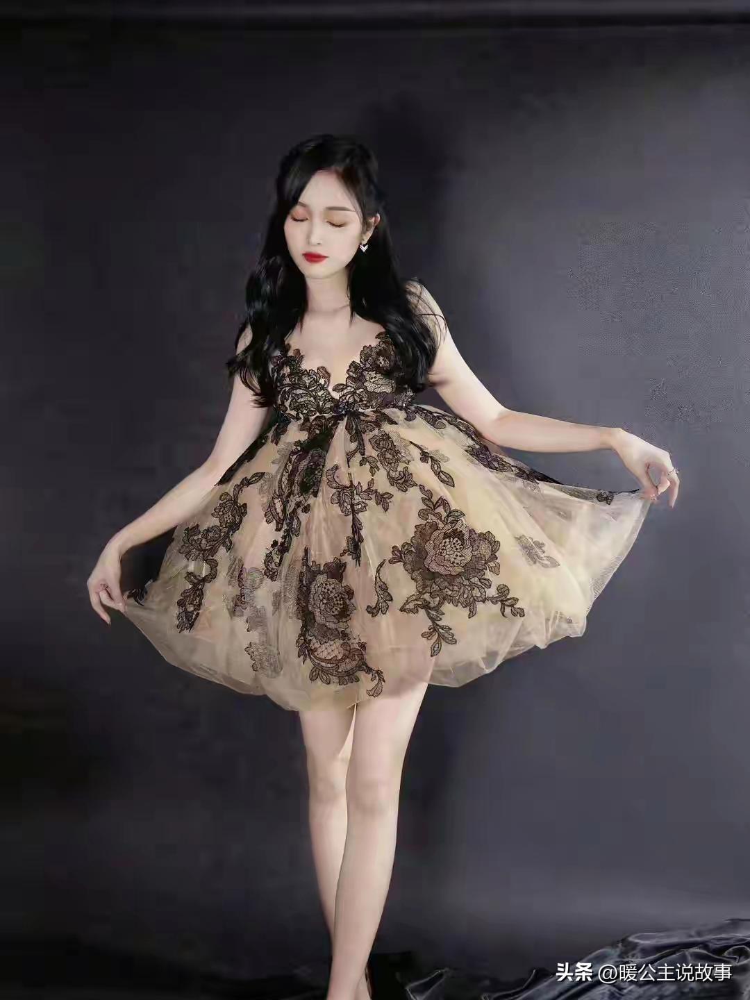 吴宣仪造型刷屏。蕾丝吊带裙衬得身形贼拉顺溜，长腿线条像开了滤镜，皮肤白得透亮，整