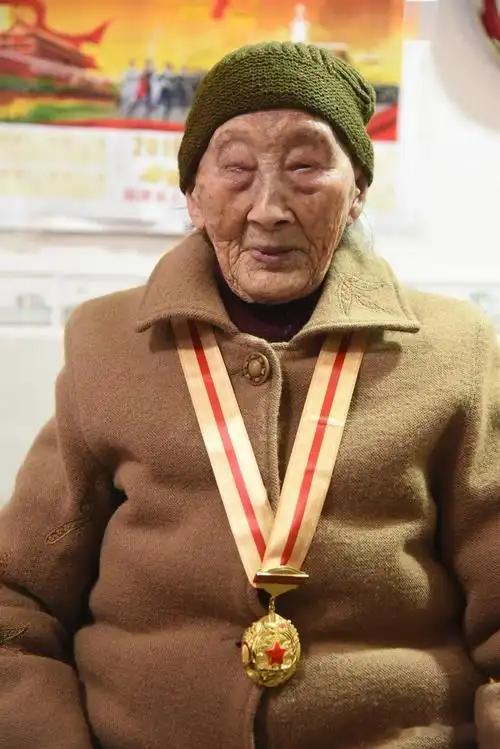目前健在的年龄最大的女红军邱四嫂，今年112岁高龄！
 
你知道全国现在还剩几位