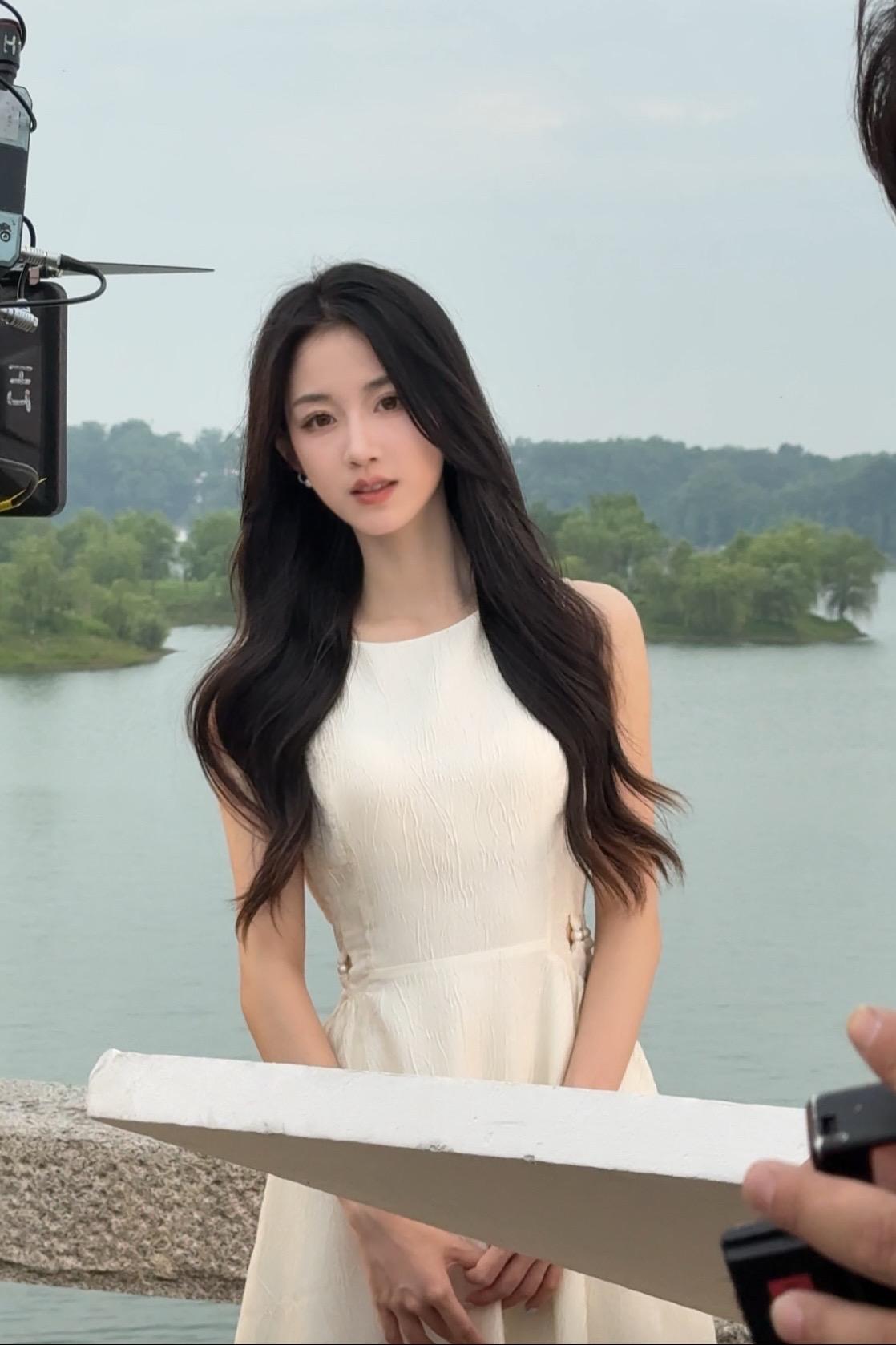 去拍歌手2025的端午宣传片啦。