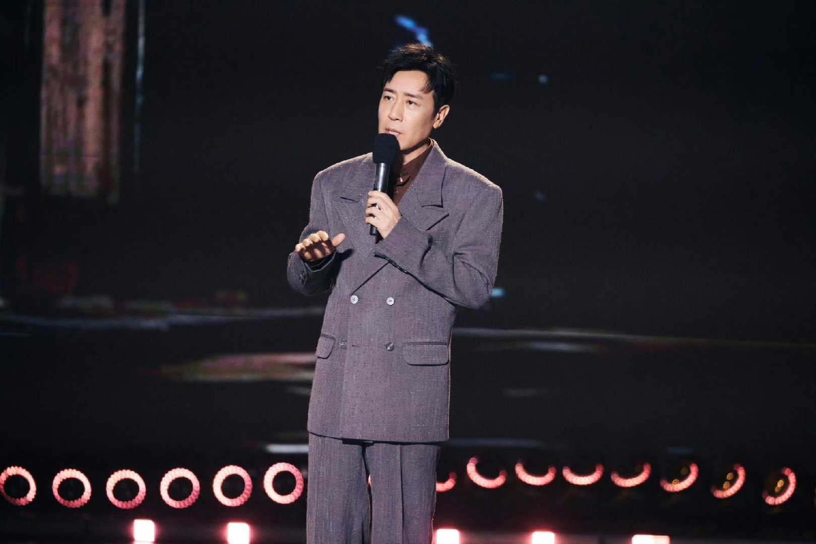 于和伟先别着急成功别急着追光，先扎根，热爱可抵岁月漫长，厚积终会薄发。 