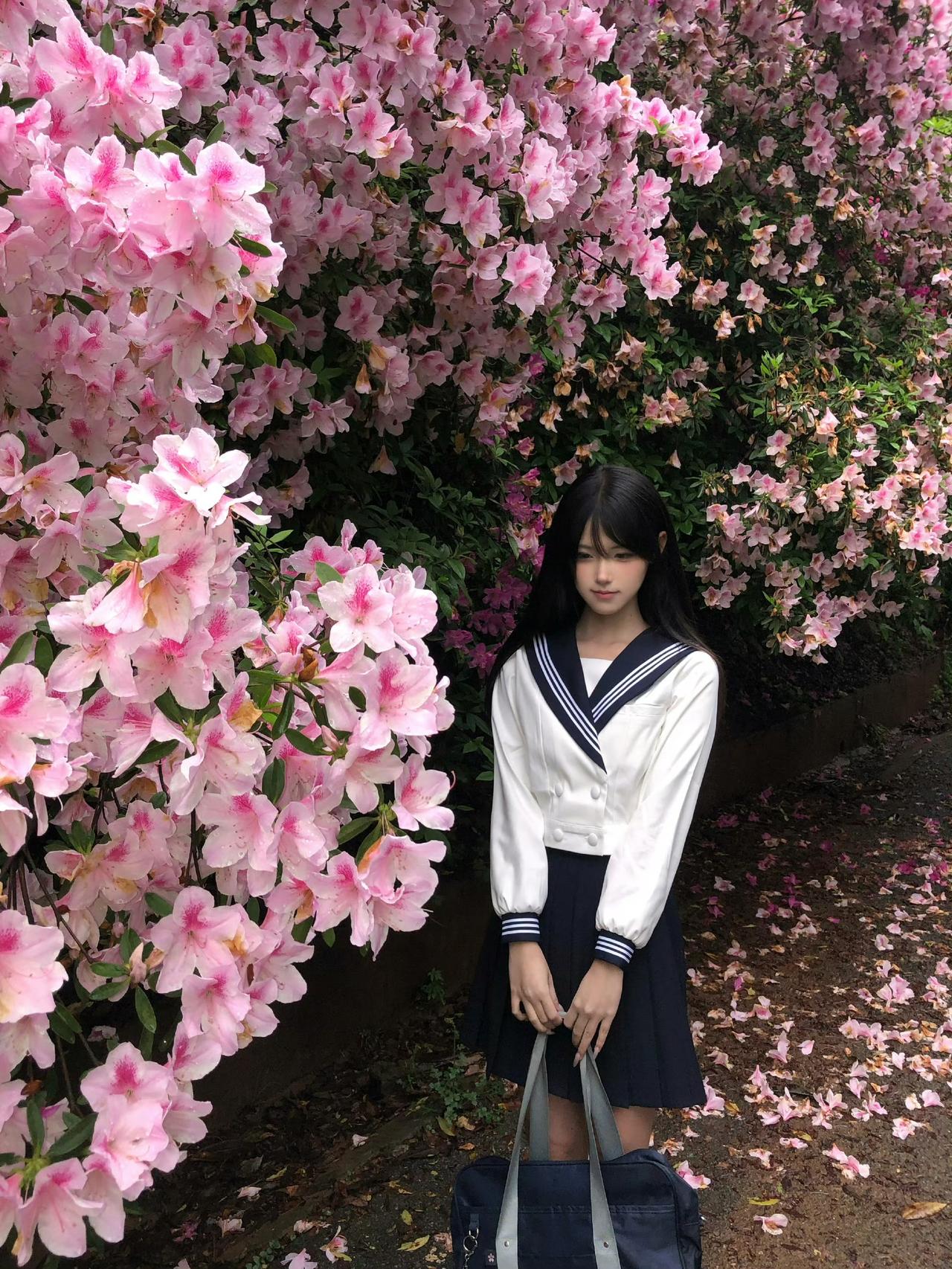 🌸花海里的JK少女，谁看了不说一句心动？

真的美到犯规！💐

一袭经典水手