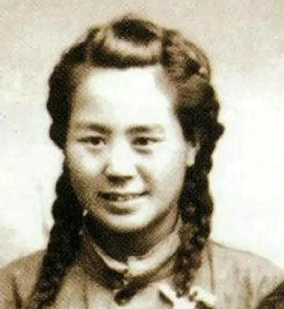 1946年5月，500多名骑匪冲击11支队的阵地，骑兵团女政委乌兰反应迅速，立刻