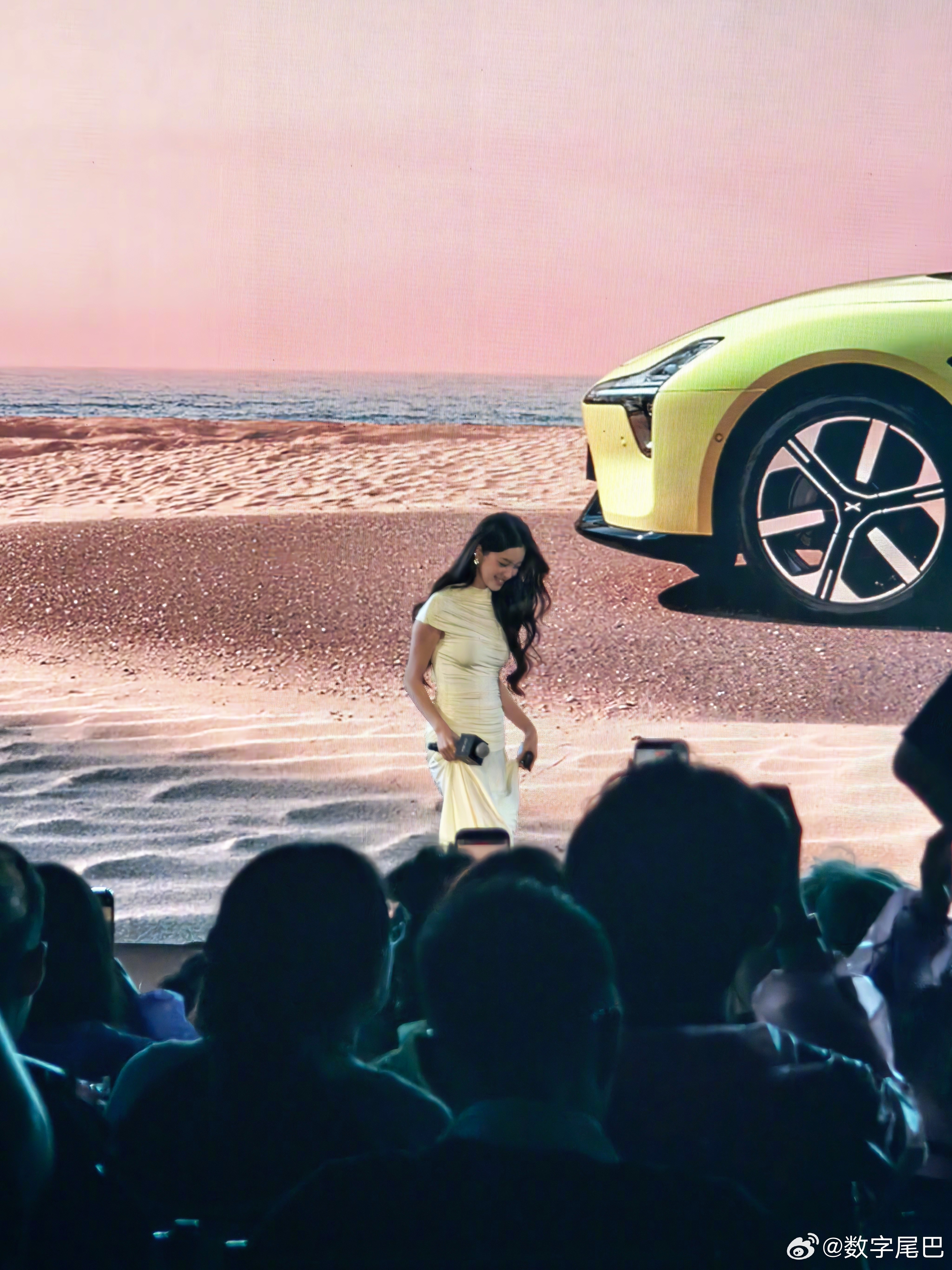 欧阳娜娜除了身为代言人，也是真实的小鹏 MONA M03 车主，从现场讲的内容能