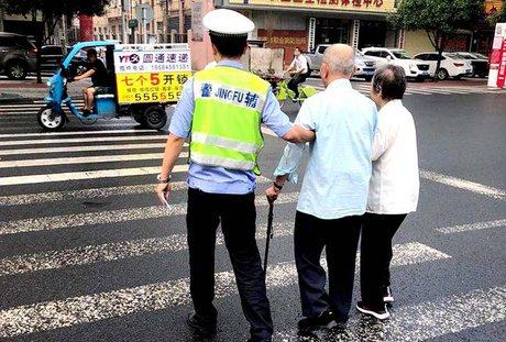 上午跟我家老同志去建设菜市场溜达，由于人太多，我嫌闹心，就提前回来了，老同志自己