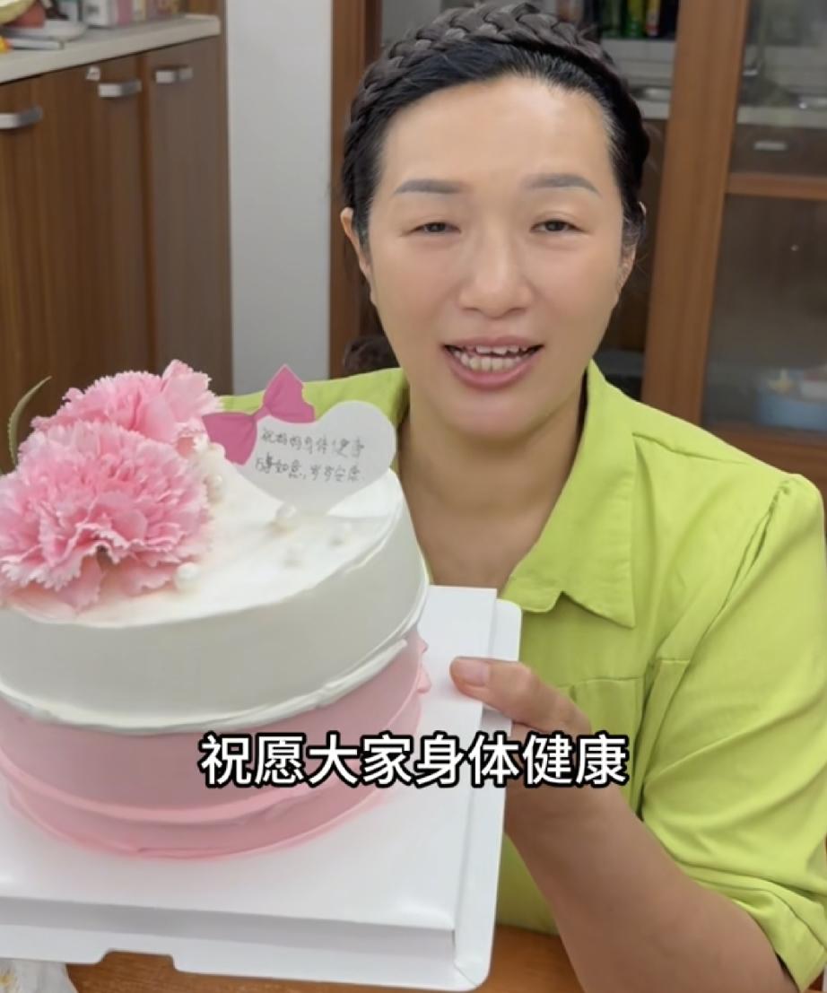 许健华过生日谢浩男送花 谢炜琳谢丹做饭 谢亚男提供情绪价值

今天许健华更新视频