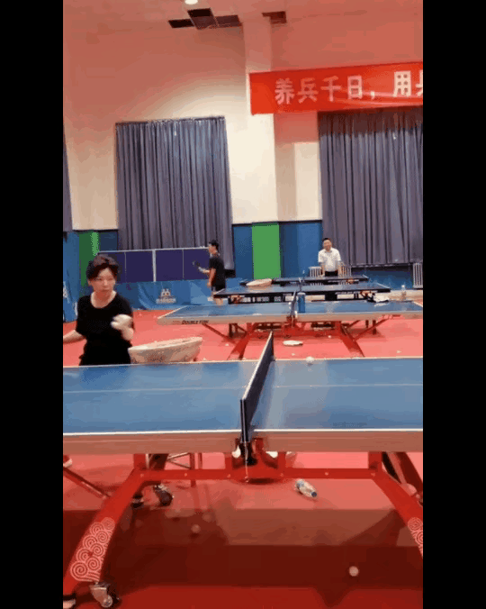 怪不得温瑞博越大越好，很可能是下一代男乒一哥！
原来小时候就被邓亚萍培养过！
