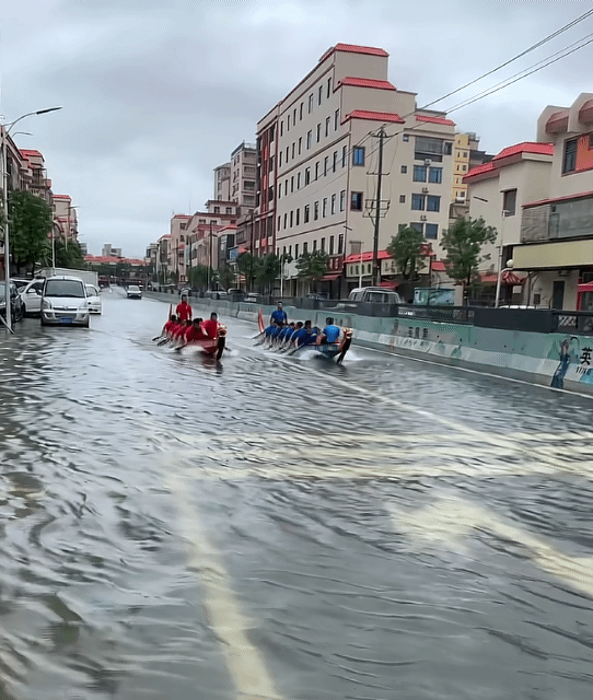 两广的端午节赛龙舟习俗✌️
最近半个月，龙舟雨接踵而至，有些地方的积水一两米，最